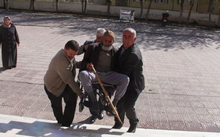Από το κρεβάτι του πόνου και με καροτσάκια πήγαν να ψηφίσουν στην Τουρκία