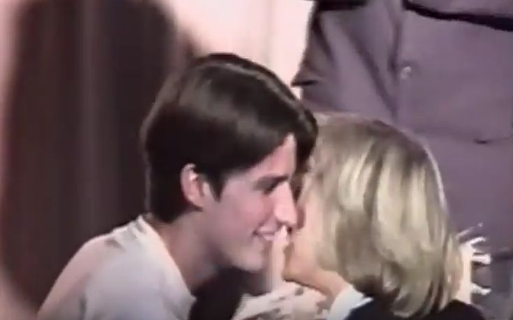 Το πρώτο φιλί του Μακρόν με την 64χρονη σύζυγό του