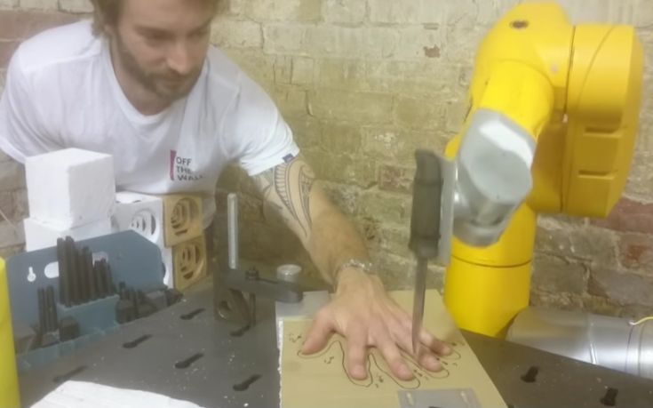 Το ρομπότ που παίζει κορώνα γράμματα το χέρι σου