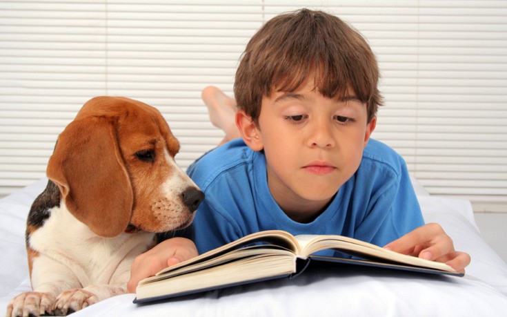 Πώς τα σκυλιά βοηθάνε στην ανάγνωση των παιδιών