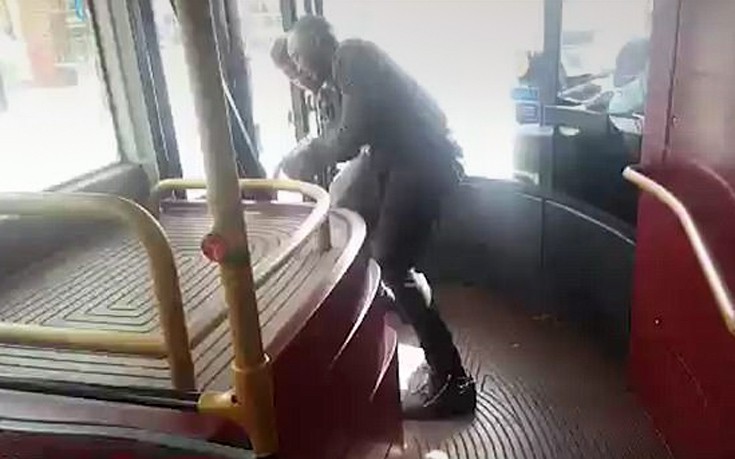 Επιβάτης αφοπλίζει άντρα με μαχαίρι σε λεωφορείο στο Λονδίνο
