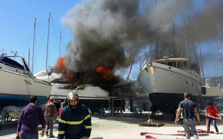 Σκάφος τυλίχθηκε στις φλόγες στη μαρίνα Λευκάδας