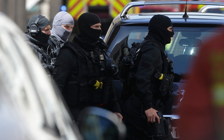 Ένοπλος άνδρας τραυμάτισε δύο αστυνομικούς στη Γαλλία