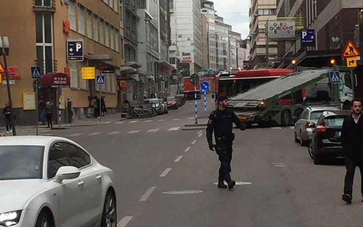 Πυροβολισμοί με τρεις τραυματίες στη Σουηδία