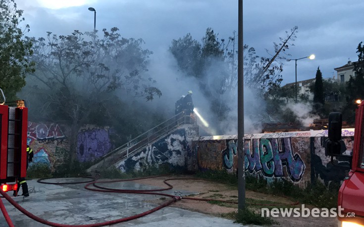 Πυρκαγιά σε εγκαταλελειμμένο βαγόνι στον σταθμό ΗΣΑΠ, στο Θησείο