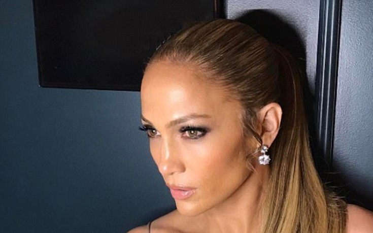 Η Jennifer Lopez με μεταλλικό τοπ και ανοιχτό ντεκολτέ