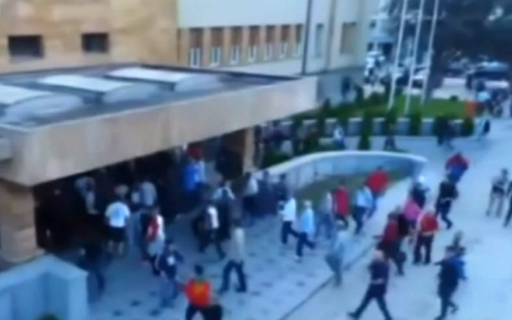 Έκρυθμη η κατάσταση στα Σκόπια, εισβολή διαδηλωτών στο Κοινοβούλιο