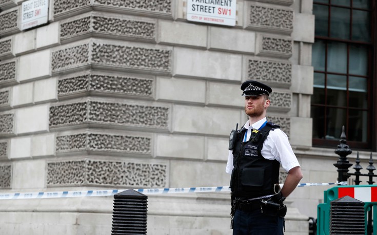 Δεν αποκλείεται ο άντρας με μαχαίρι στο Λονδίνο να έχει σχέση με τρομοκρατία