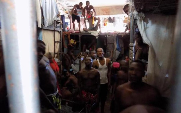 Άνθρωποι στοιβαγμένοι πίσω από τα κάγκελα σε μια φυλακή «κόλαση»
