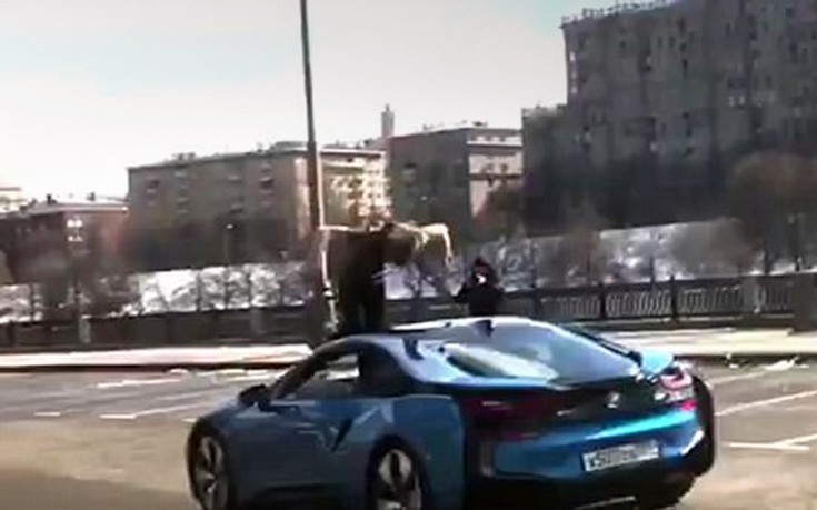Παράτολμος Ρώσος πηδά πάνω από αυτοκίνητο που έρχεται κατά πάνω του