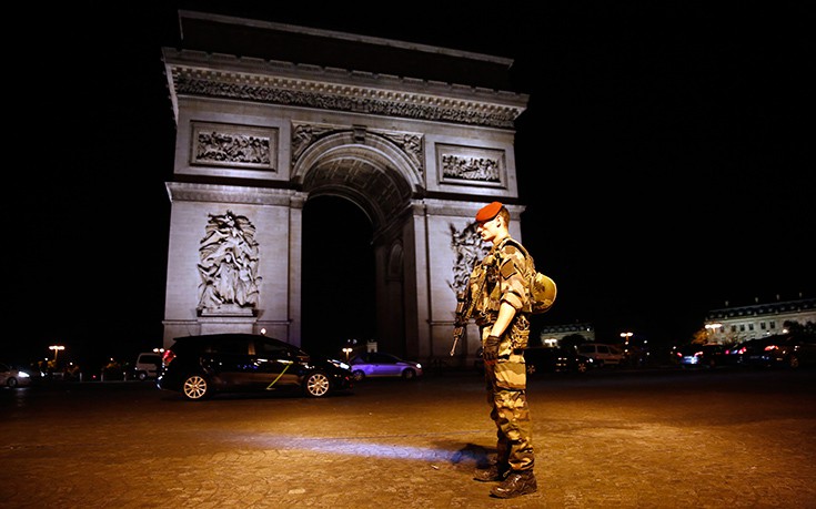 Προηγούμενα με την αστυνομία είχε ο ένοπλος στο Παρίσι
