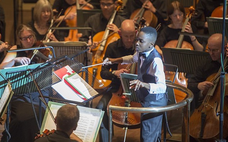 Εντεκάχρονος διευθυντής ορχήστρας συναρπάζει το κοινό