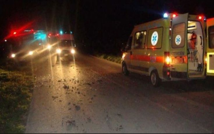 Σμπαράλια αυτοκίνητο στη Μαραθώνος: Έπεσε στα φανάρια, έριξε κολόνες και ο οδηγός βγήκε χωρίς γρατζουνιά