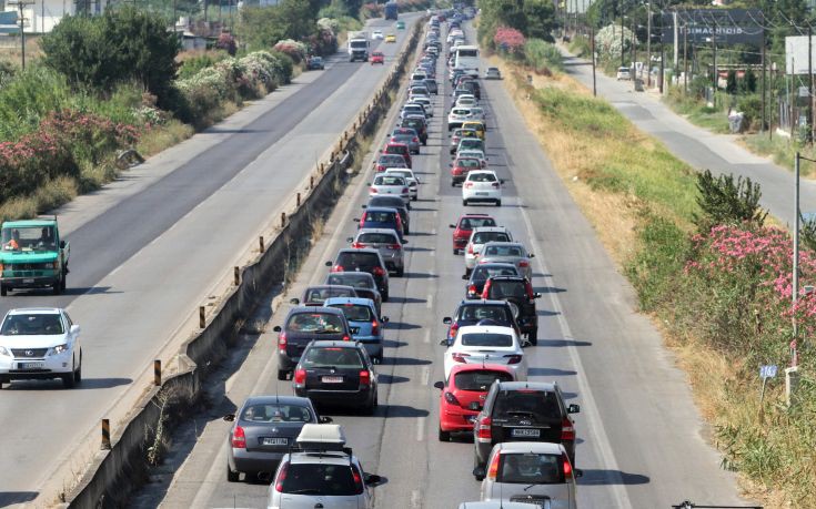 Με δυσκολία η κυκλοφορία των οχημάτων στον περιφερειακό Θεσσαλονίκης