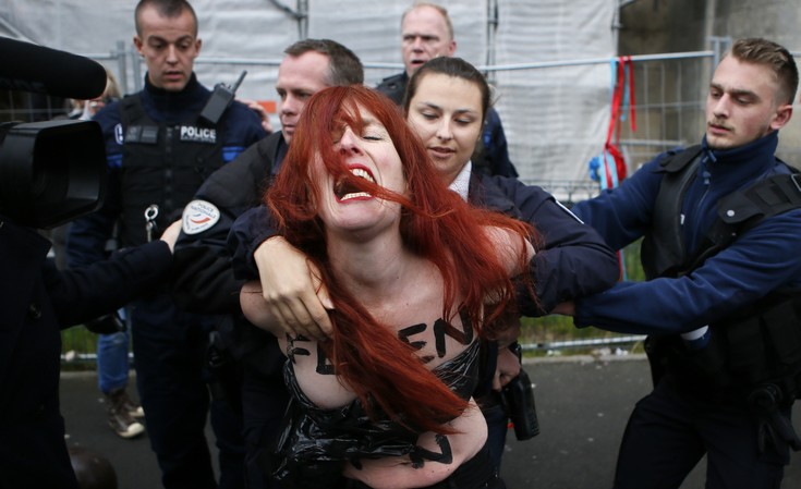 Γυμνόστηθη διαμαρτυρία των Femen για τη Μαρί Λεπέν