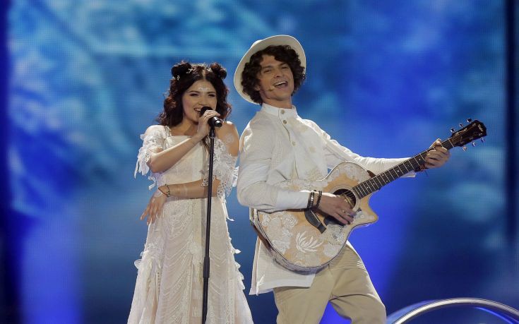 Το καυτό φιλί στη σκηνή της Eurovision
