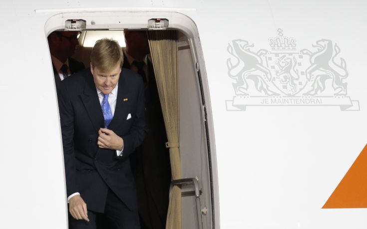 Ο βασιλιάς της Ολλανδίας αποφορτίζεται πιλοτάροντας αεροπλάνο