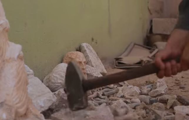Μαχητές του ISIS κατέστρεψαν με βαριοπούλες αρχαιότητες στη Συρία