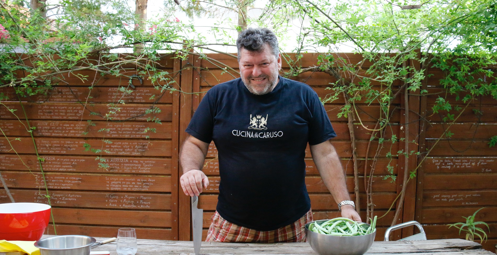Ο Mr. Cucina Caruso μάς υποδέχεται στην κουζίνα του και μοιράζεται μυστικά του