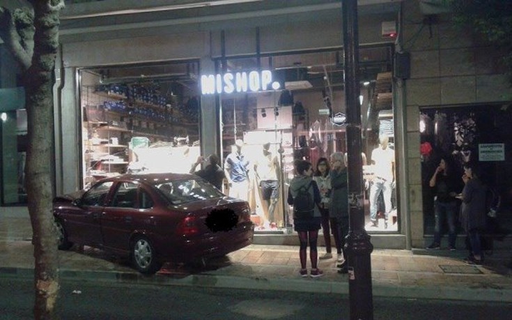 Αυτοκίνητο εισέβαλε σε κατάστημα έπειτα από σύγκρουση με άλλο αυτοκίνητο