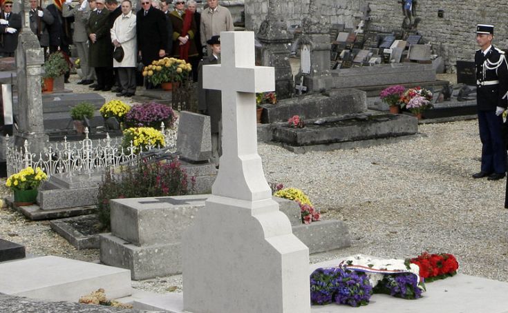 Έσπασαν τον σταυρό και έφτυσαν στον τάφο του Σαρλ ντε Γκολ