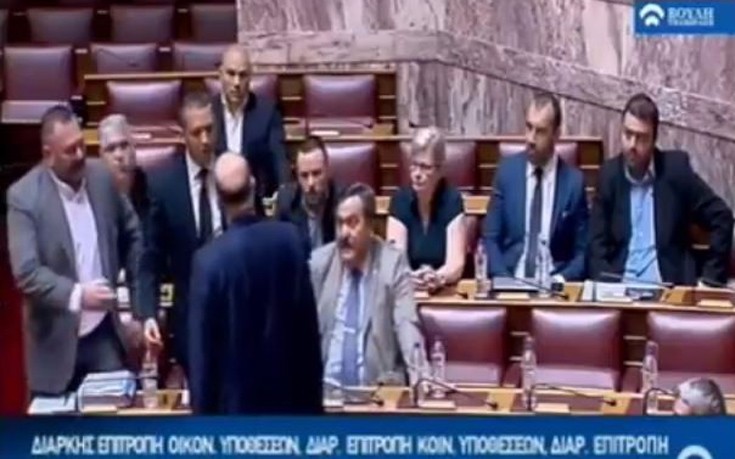 Η στιγμή της έντασης με πρωταγωνιστή τον Κασιδιάρη στη Βουλή
