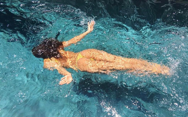 Η Irina Shayk κολυμπάει και μας δείχνει το δυνατό της σημείο