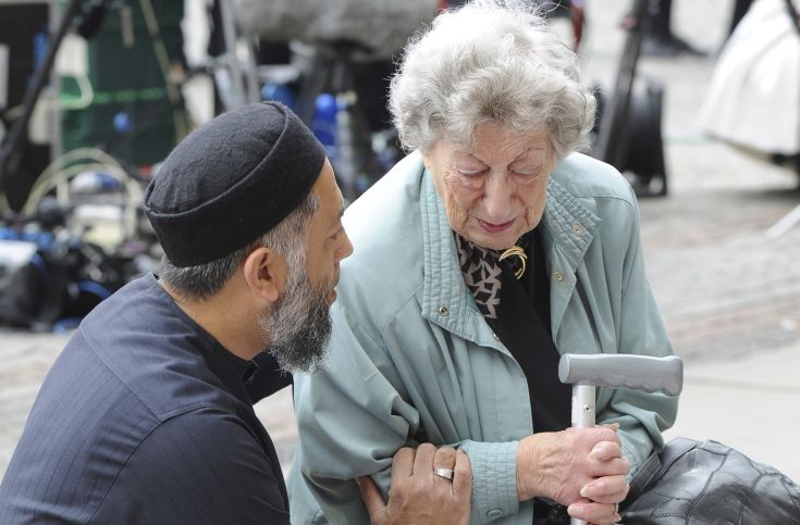 Η προσευχή του ιμάμη και της 93χρονης Εβραίας στο Μάντσεστερ