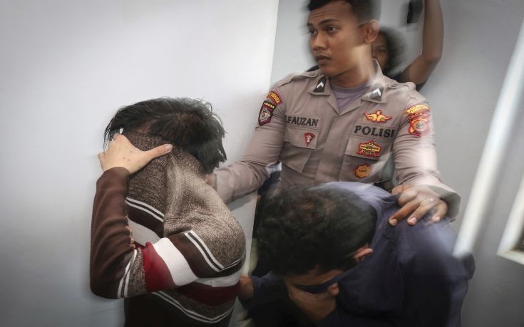 Δύο άνδρες στην Ινδονησία θα μαστιγωθούν επειδή τους έπιασαν σε ιδιωτικές στιγμές