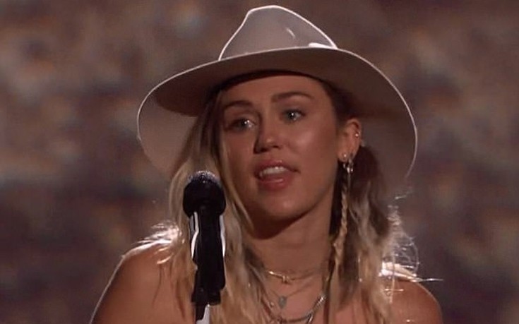Η Miley Cyrus δάκρυσε στη σκηνή