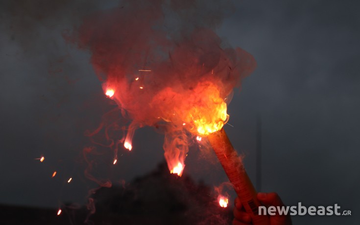 Καπνογόνα και συνθήματα έξω από το Γενικό Λογιστήριο του Κράτους