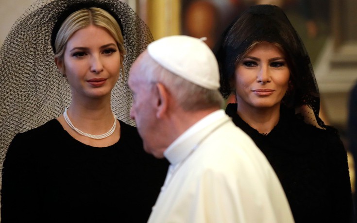 Μελάνια και Ιβάνκα με μαύρα πέπλα στη συνάντηση με τον Πάπα
