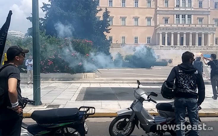Με καπνογόνα έξω από τη Βουλή η μοτοπορεία των διανομέων