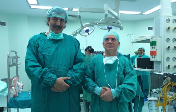 Ο Παύλος Πολάκης με στολή χειρουργείου στο νοσοκομείο Ζακύνθου