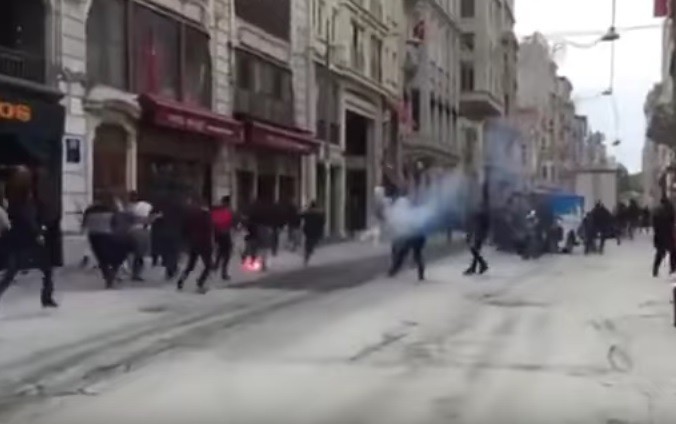 Βίντεο από το κυνηγητό μεταξύ οπαδών Φενέρ και Ολυμπιακού στην Κωνσταντινούπολη
