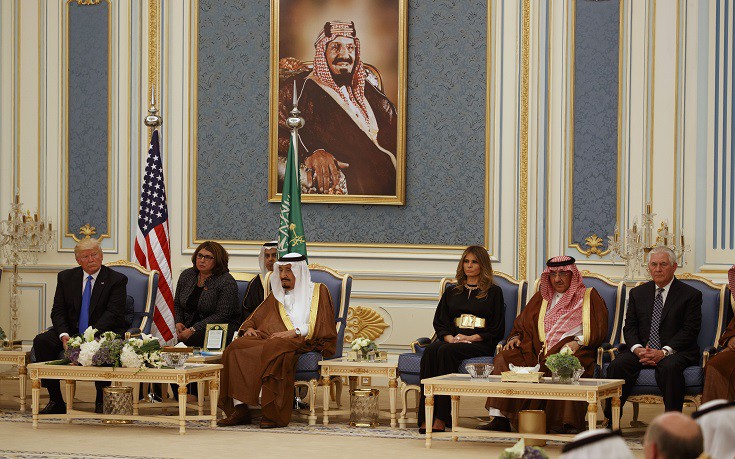 Ο βασιλιάς της Σαουδικής Αραβίας απένειμε στον πρόεδρο Τραμπ την ανώτατη τιμητική διάκριση της χώρας