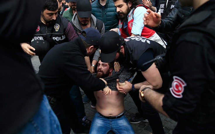 Πρωτομαγιά με δακρυγόνα στην πλατεία Ταξίμ στην Κωνσταντινούπολη