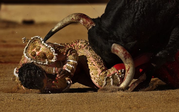Η στιγμή που διάσημος ταυρομάχος πέφτει νεκρός από τον ταύρο