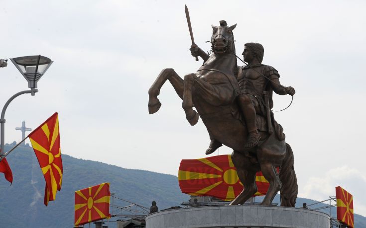 Αλλάζουν οι ταμπέλες στο άγαλμα του Μέγα Αλέξανδρου και του Φιλίππου Β’  στα Σκόπια