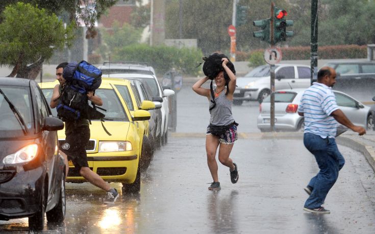 Πλημμύρες και προβλήματα από την σφοδρή καταιγίδα στην Αθήνα