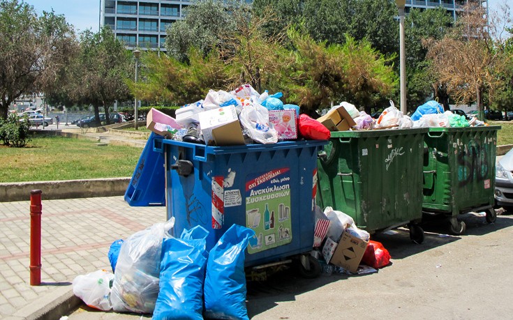 Παρέμβαση εισαγγελέα για τους τόνους σκουπιδιών στους δρόμους