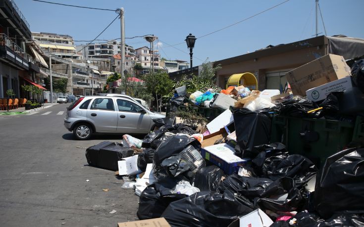 Χίλιοι τόνοι σκουπιδιών παραμένουν στον Πειραιά