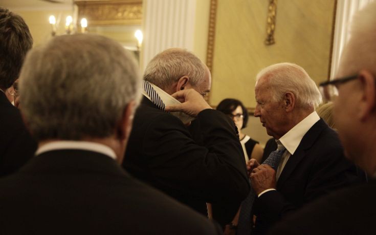 Ο πρώην αντιπρόεδρος των ΗΠΑ και το… παιχνίδι με τις γραβάτες στο Μέγαρο Μαξίμου