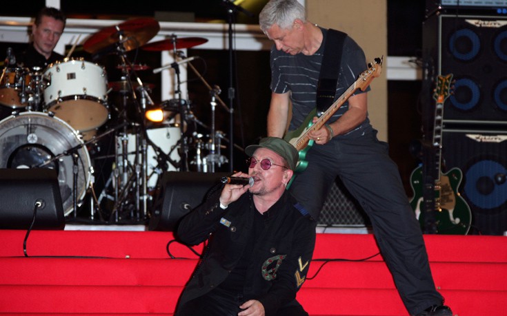 Ο μπασίστας των U2 μιλάει για το πώς έκοψε το ποτό