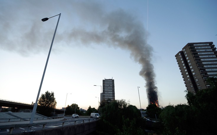 Αδυνατούν οι πυροσβέστες να κάνουν έρευνα στον ουρανοξύστη που κάηκε στο Λονδίνο