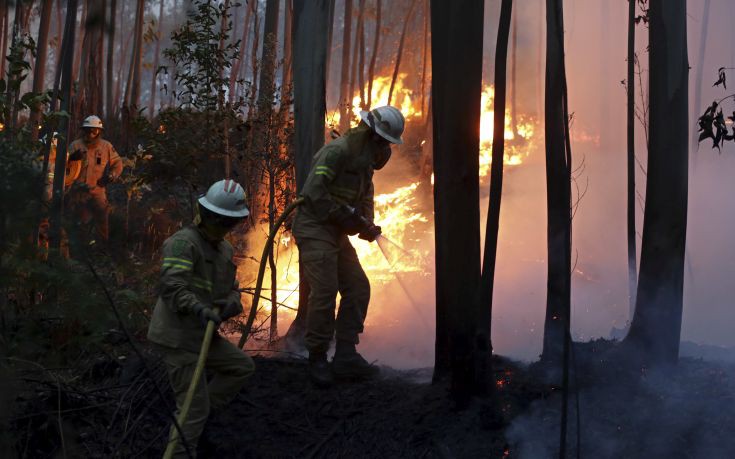Δέκα τραυματίες σε δύο νέες πυρκαγιές στην Πορτογαλία