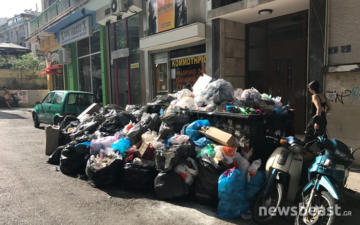 Υγειονομική «βόμβα» τα σκουπίδια στους δρόμους της Αθήνας