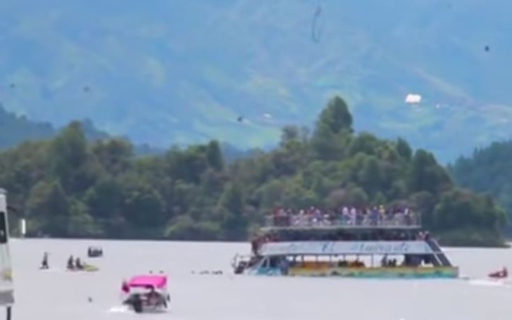 Καρέ-καρέ η βύθιση τουριστικού σκάφους στην Κολομβία με έξι νεκρούς