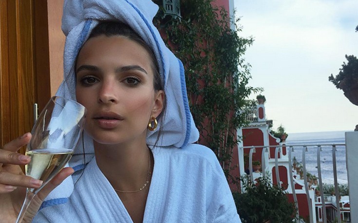 Ντόλτσε βίτα στην Ιταλία κάνει η Emily Ratajkowski