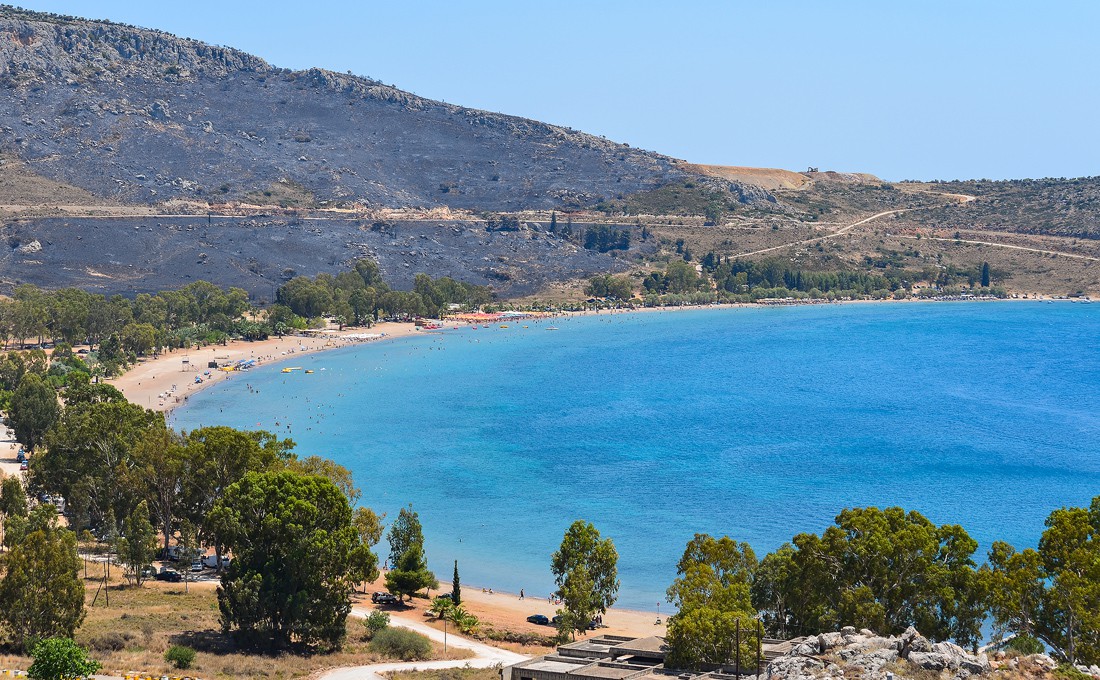 Βουτιές στα δροσερά νερά της Καραθώνας